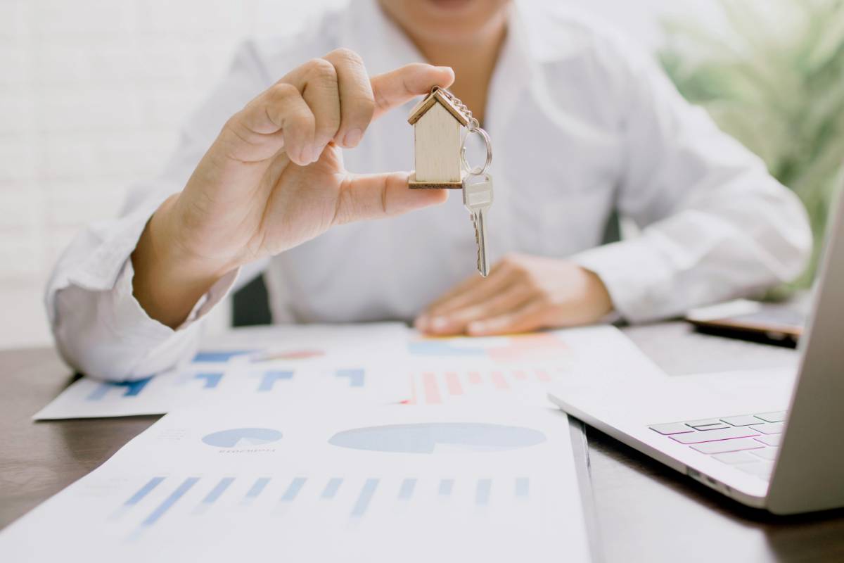 Real Estate vs. Stocks: Which Investment is Better?